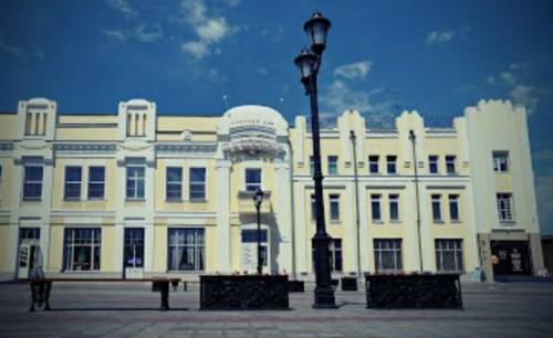 Я живу в городе Барнаул нам задали домашнее задания по Изо нарисовать известное здание своего города
