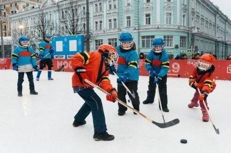 Опишите фотографию. Не забудьте описать:• кто изображён, чем занимаются ребята;• место действия, вре