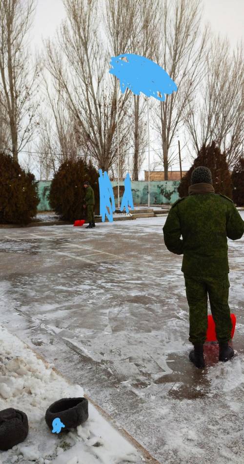 Тут военнослужащие убирают снег с плаца нужно описание этой фотографии с приятным юмором примерно 5-