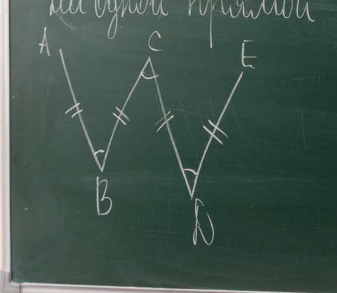 Дано: AB=BC=CD=DMугол ABC=углу BCD=углу СDЕдокажите: точки A C E лежат на одной прямой​