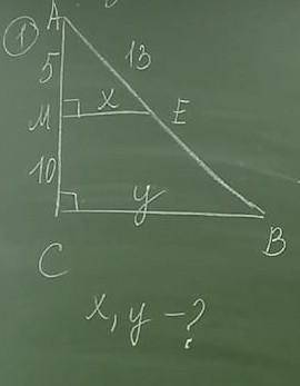 Найдите х и у в подобных треугольниках​
