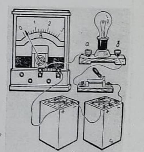 Какое направление имеет ток в лампе? Начертите схему этой цепи