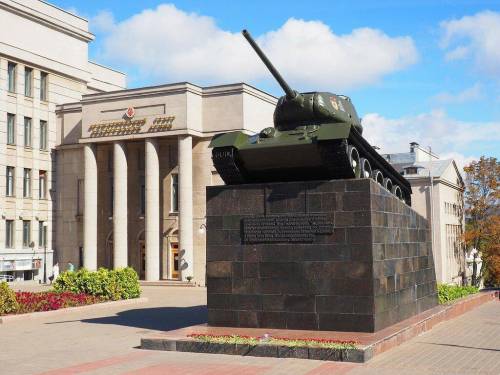 Скажите , как называется этот памятник и где он находится.​