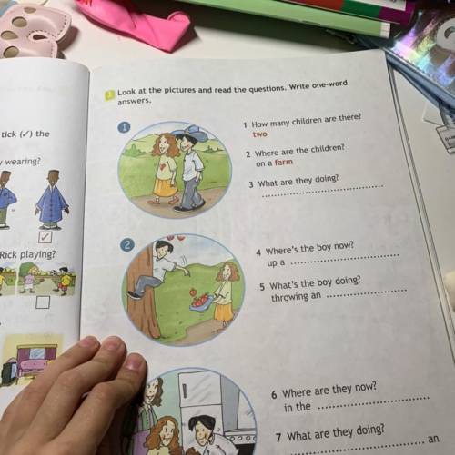 Glish! 3 Look at the pictures and read the questions. Write one-word answers. 1 How many children ar