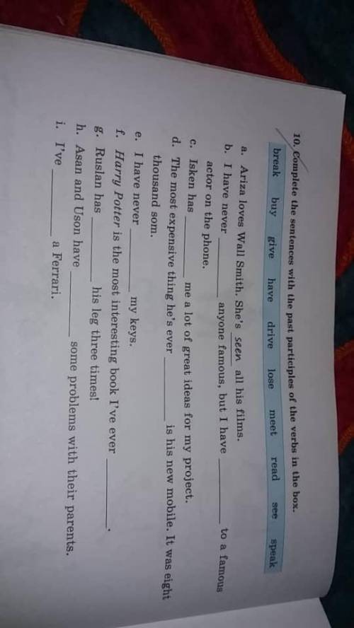 Complete the sentences with the past participles of the verbs in the box