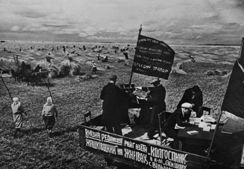 Внимательно рассмотрите фотографию и ответьте на вопросы. А) Мероприятия какой политики, проводившей